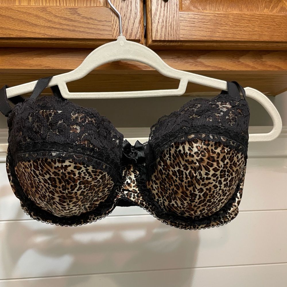 Leopard Print and Black Lace Bra 38D .. Never worn.